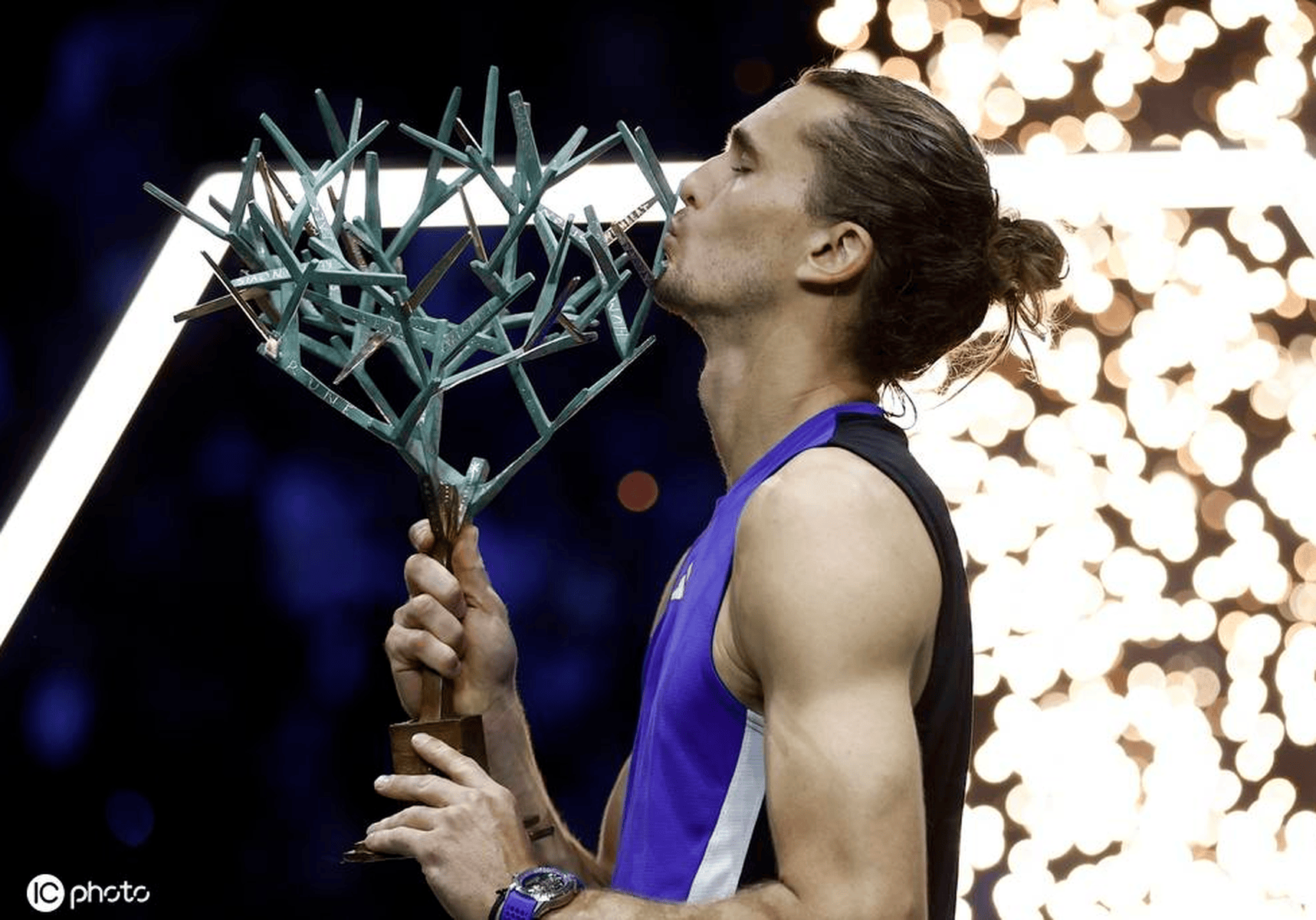 法国网球队险胜德国网球队，兹维列夫爆发神勇的简单介绍