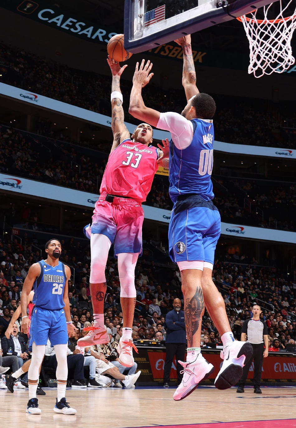 包含法国男篮血洗马刺，凯尔·库兹马惊艳世界的词条