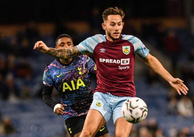 关于伯恩利主场击败水晶宫，攀升积分榜排名的信息