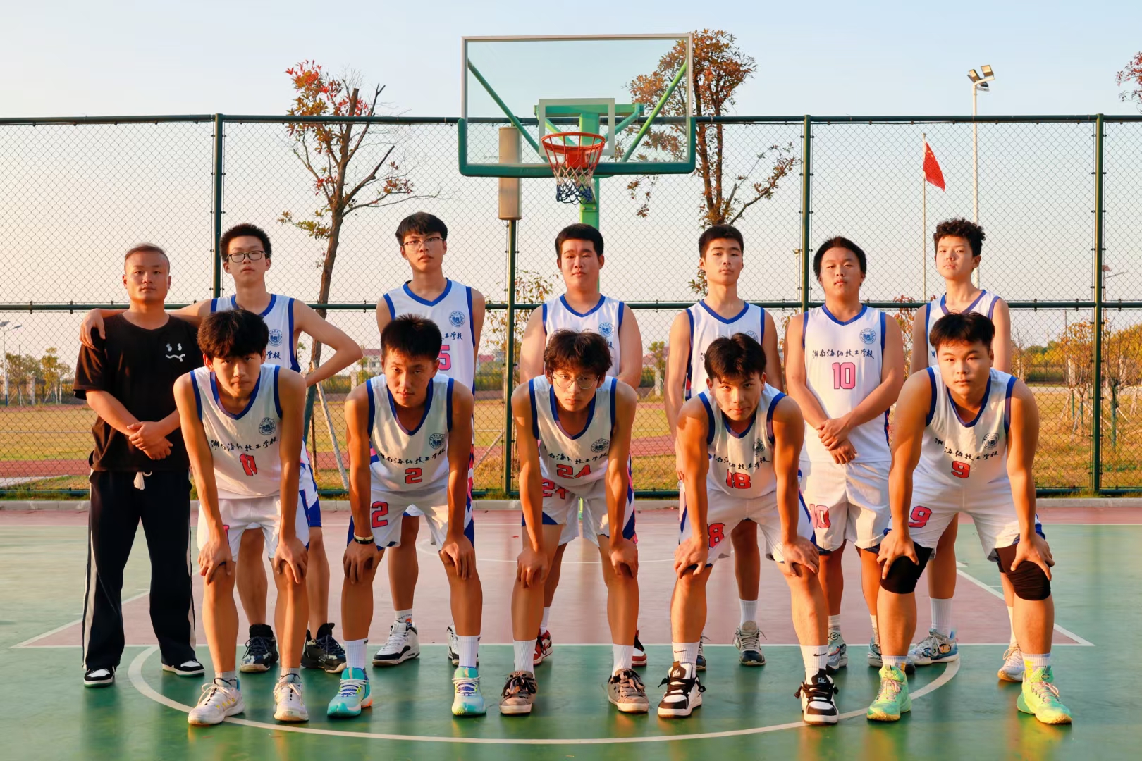 双方拼尽全力，不畏强敌，为篮球运动增添风采的简单介绍