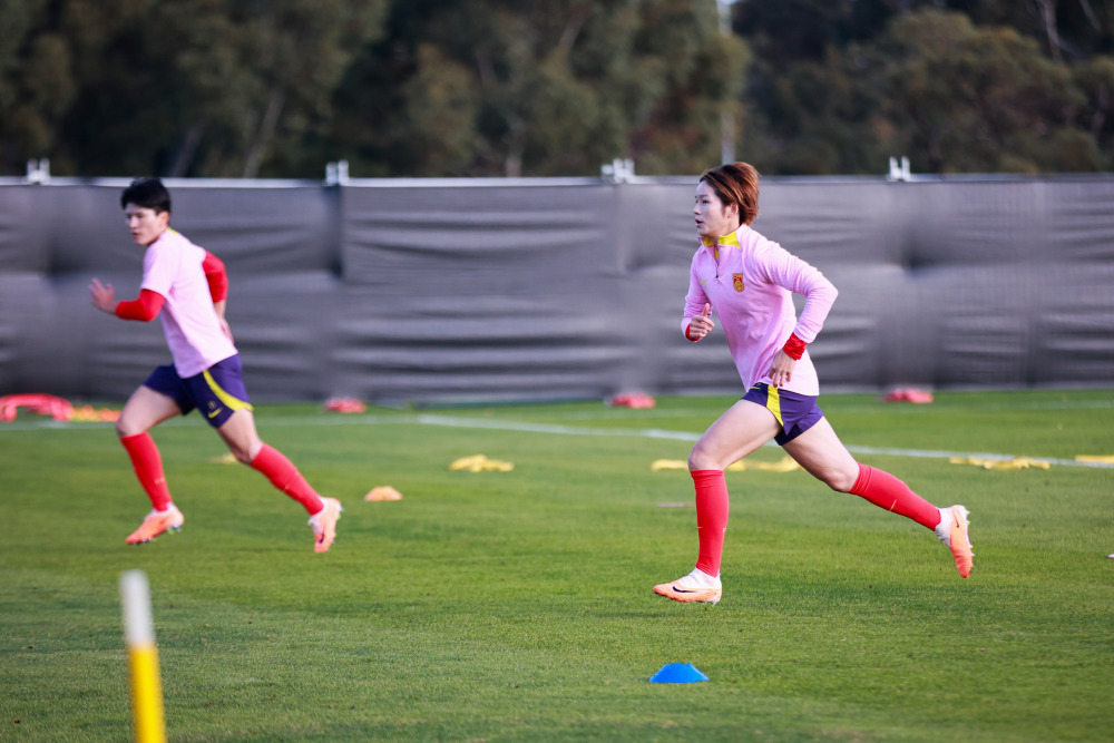 国际足球比赛中，中国女足队员表现亮眼的简单介绍