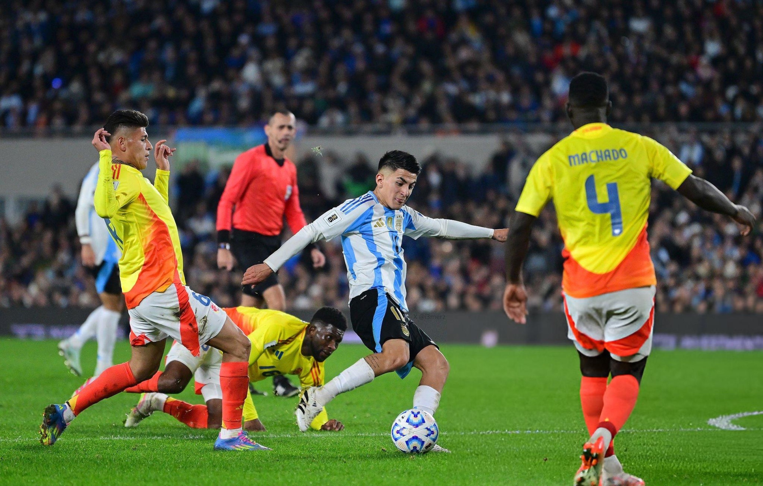 包含瓦伦西亚0比1不敌比利亚特，落后对手的词条