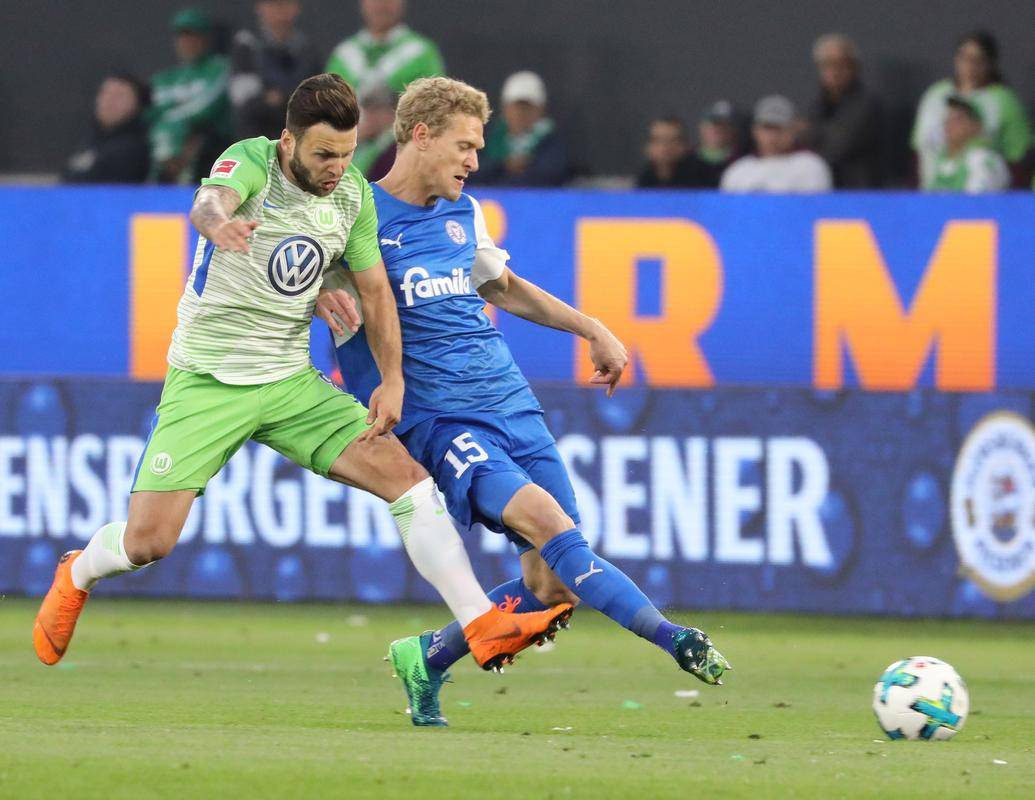 包含沃尔夫斯堡客场险胜，喜迎关键胜利的词条