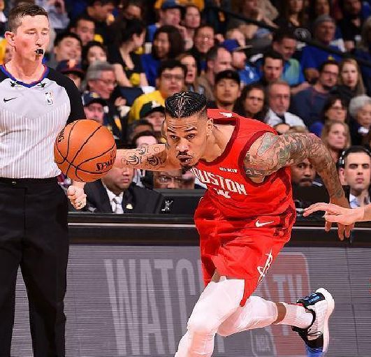 关于外线射手命中关键三分球，改变比赛局势的信息