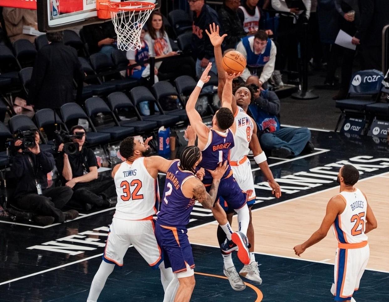 关于猛龙大胜尼克斯，紧咬东部头名位置的信息