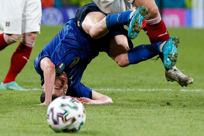 包含那不勒斯横扫勒沃库森，若日尼奥惊艳四座的词条