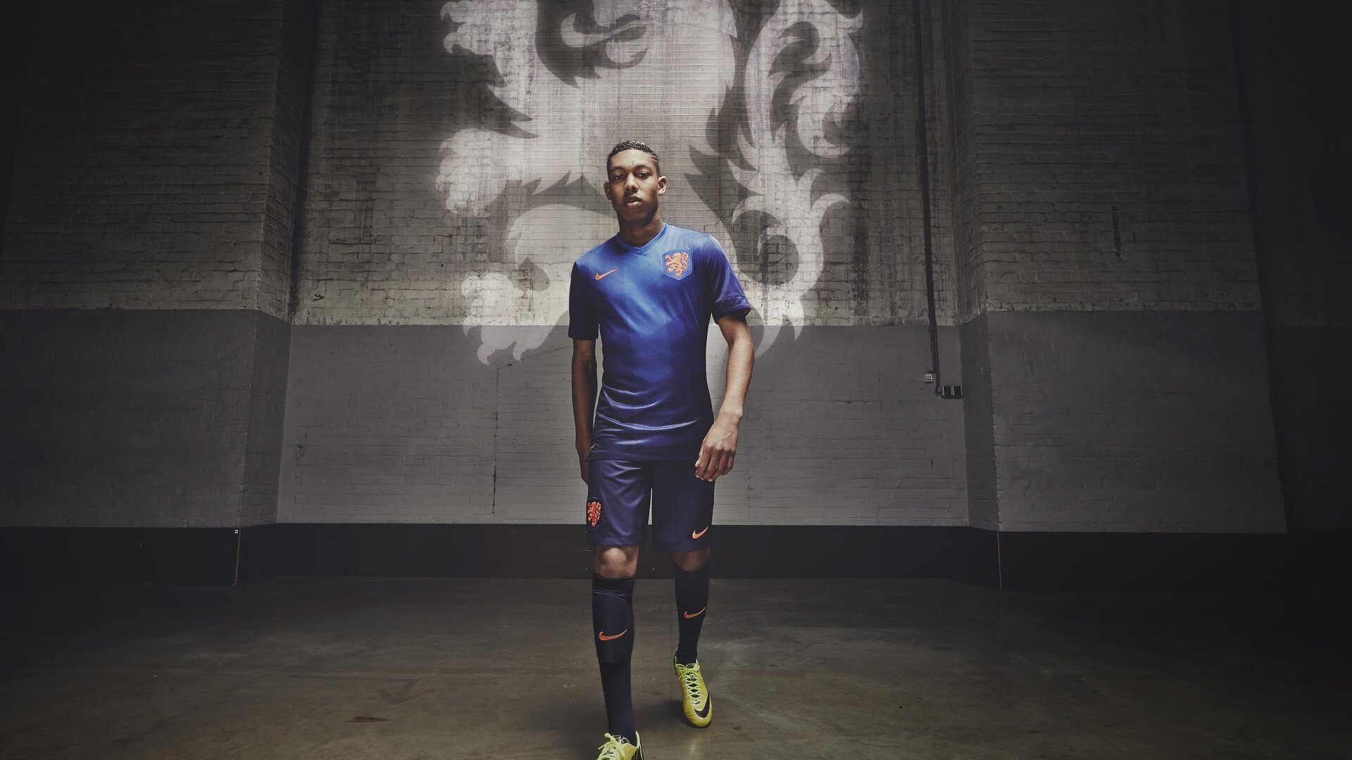 虚拟与现实交织，当中国队在关键节点狂胜拜仁，莫德里奇式的掌控力启示