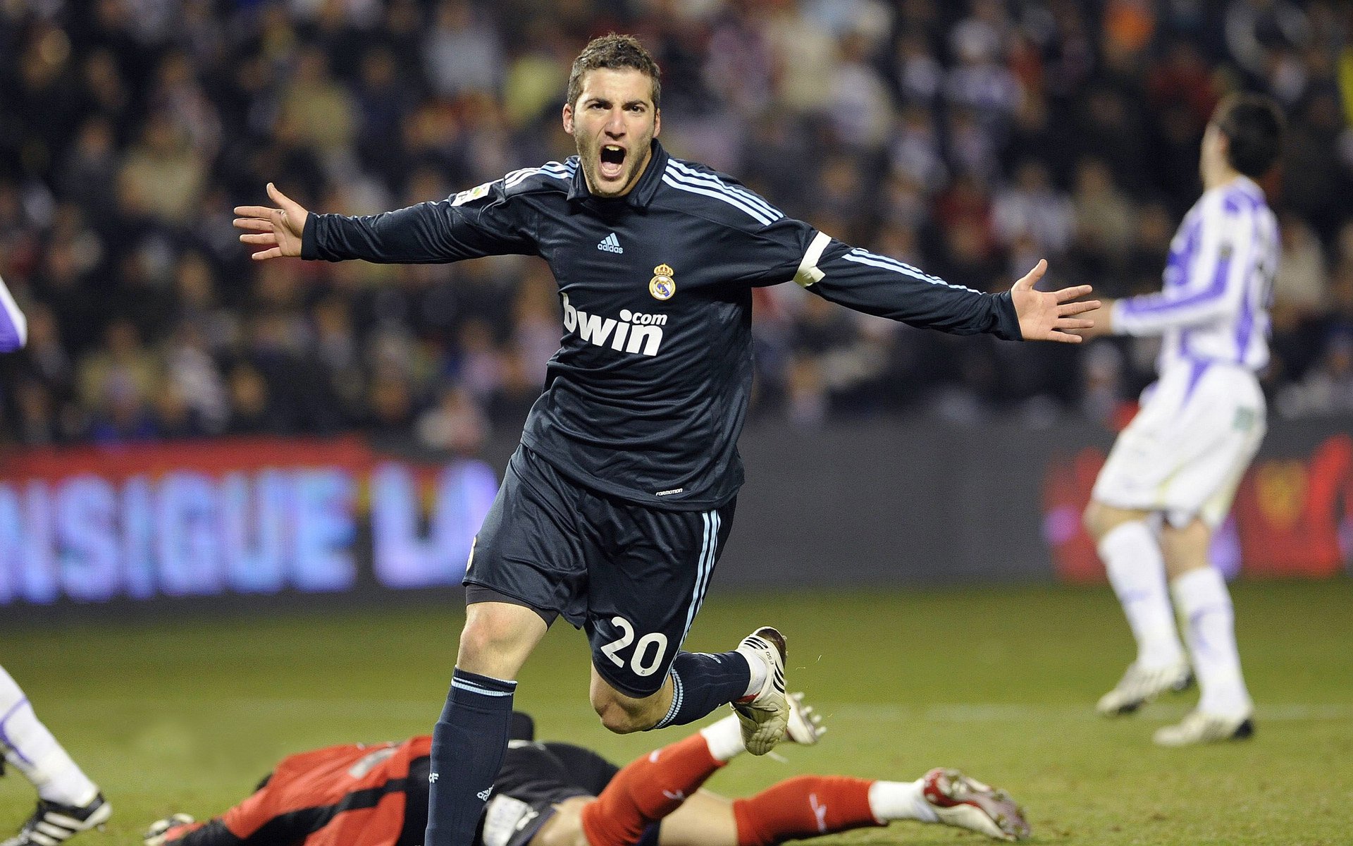 雷霆节奏掌控公牛，F1年度争冠的赛道隐喻