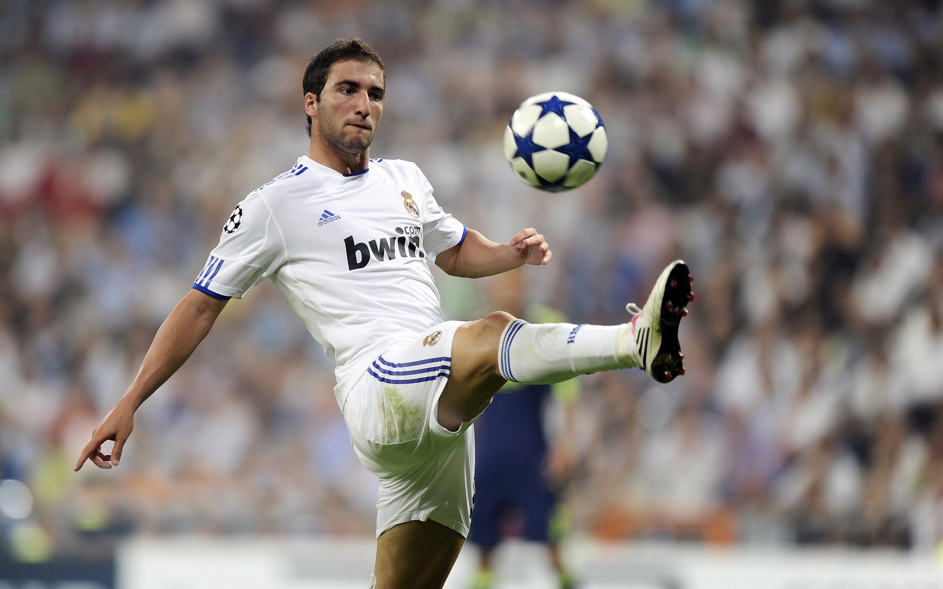 伊萨克完美爆发诠释北欧风暴，瑞典锋线新王率队完胜莱比锡红牛